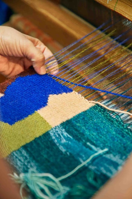 若者たちが結成した織物工房「スーパー7」の制作の様子