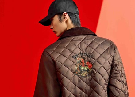 龍の刺繍が施されたジャケット