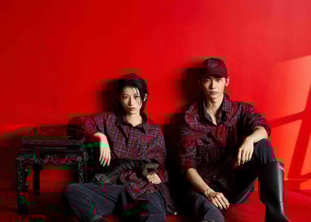 チェック柄のシャツを着た男女