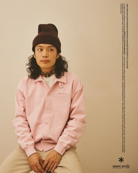 ピンクのカーディガンを着たモデル