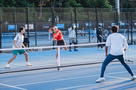 ピックルボーを楽しむ人々