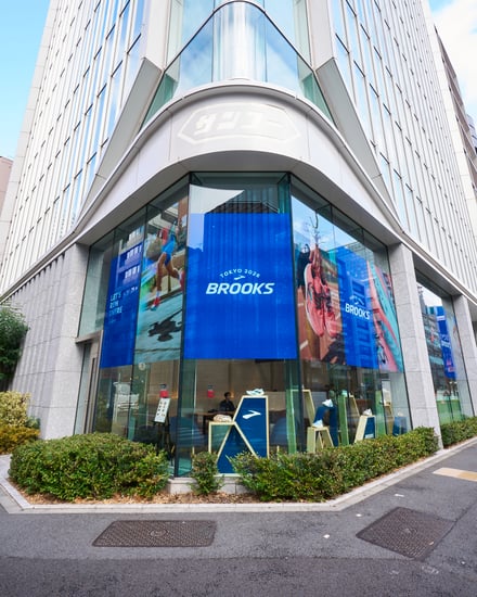 ブルックスのシューズを履いたスナップ