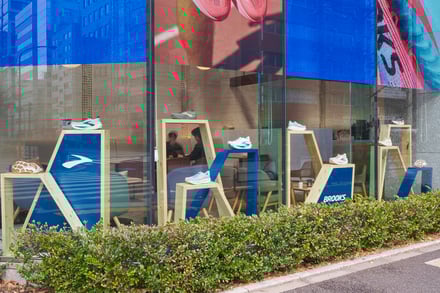 ブルックスのシューズを履いたスナップ