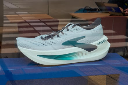 ブルックスのシューズを履いたスナップ