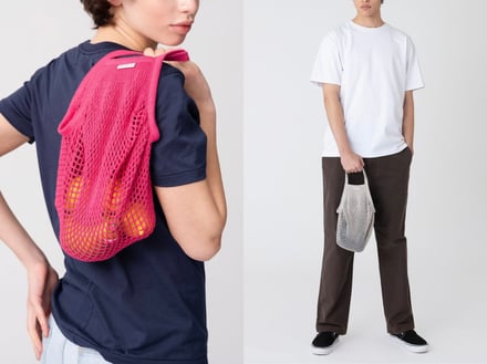 ピンクとグレーのマルシェバッグを持ったモデル