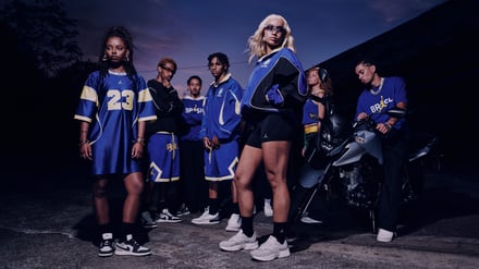 ユニフォームを着たモデル