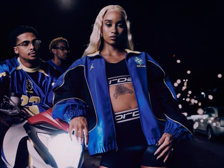 ユニフォームを着たモデル