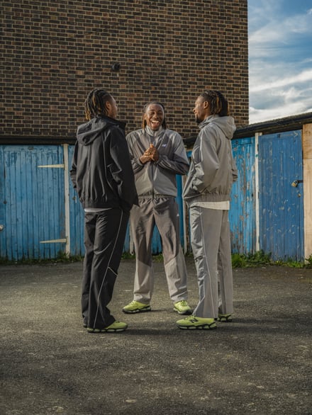 スニーカーを履いたモデル