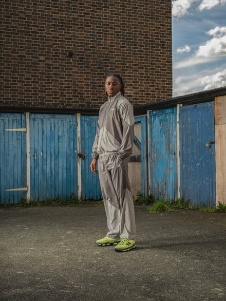 スニーカーを履いたモデル