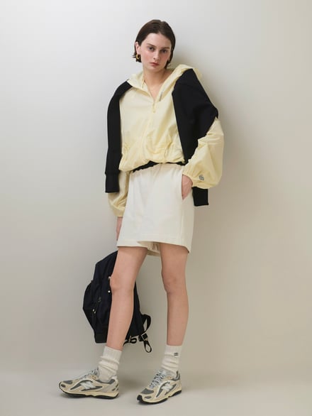 ランニングウェアを着たモデル