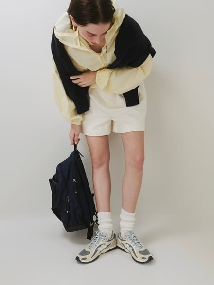 ランニングウェアを着たモデル