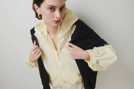 ランニングウェアを着たモデル