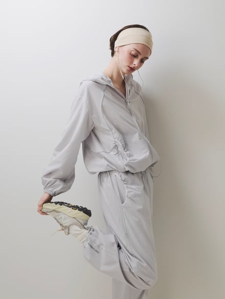 ランニングウェアを着たモデル