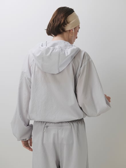 ランニングウェアを着たモデル