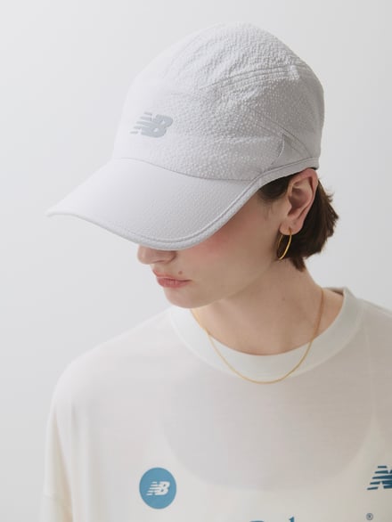 ランニングウェアを着たモデル