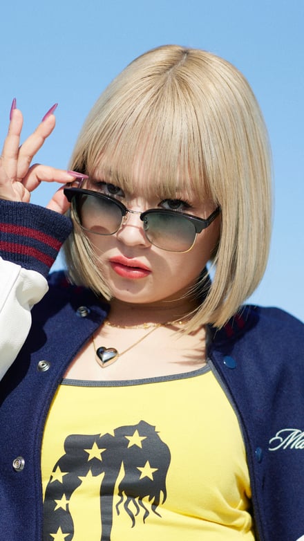 サングラスを着用したモデル