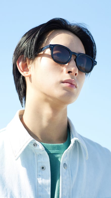 サングラスを着用したモデル