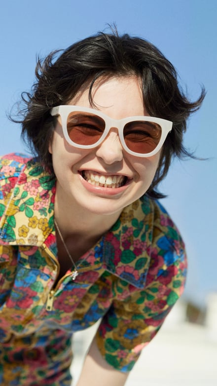 サングラスを着用したモデル