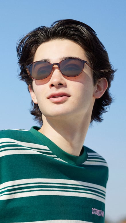 サングラスを着用したモデル