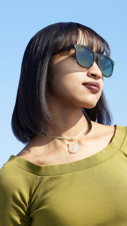 サングラスを着用したモデル