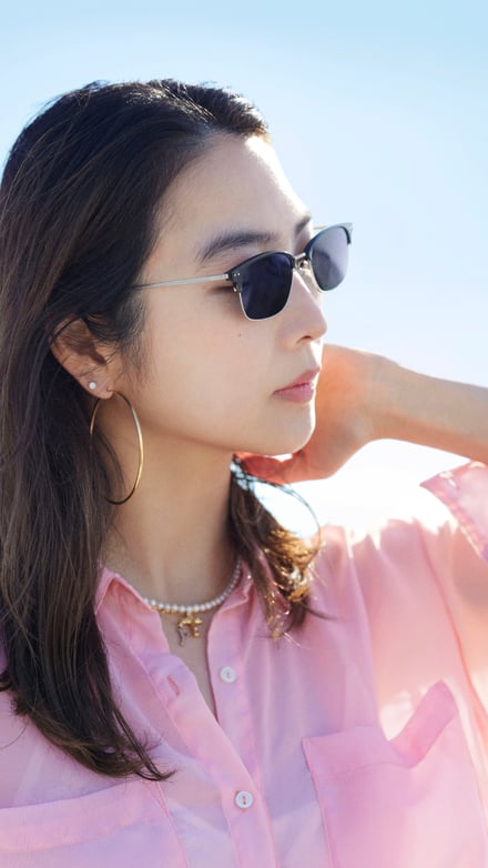 サングラスを着用したモデル