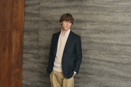 エス エッセンシャルズが紺ブレザーシリーズの第3弾を発売