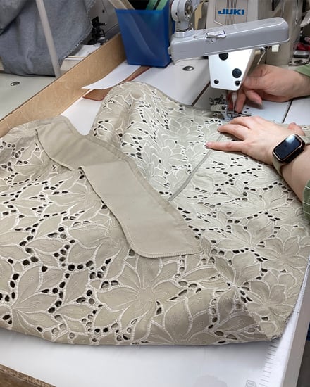 手作業による縫製工程の画像