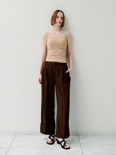 タンクトップを着た女性