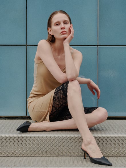 タンクトップを着た女性