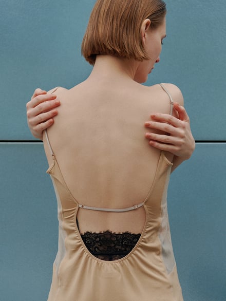 タンクトップを着た女性