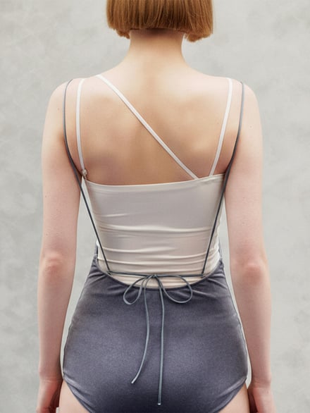 タンクトップを着た女性