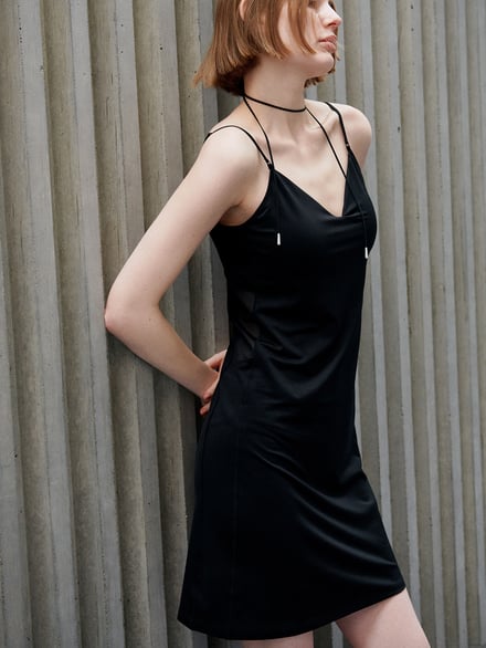 タンクトップを着た女性