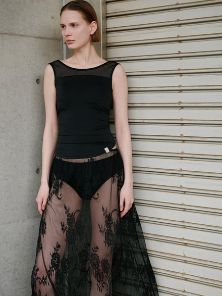 タンクトップを着た女性