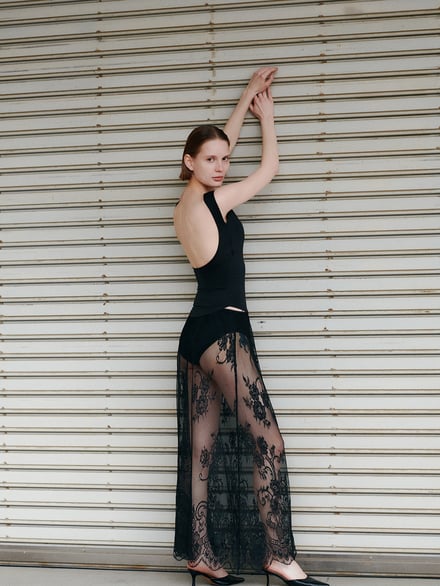 タンクトップを着た女性