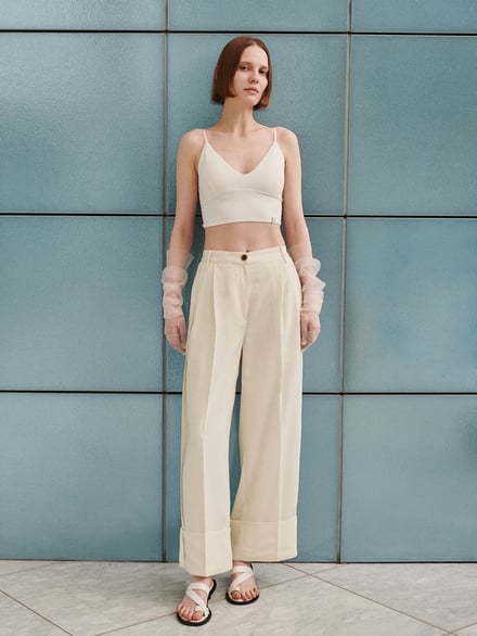 タンクトップを着た女性