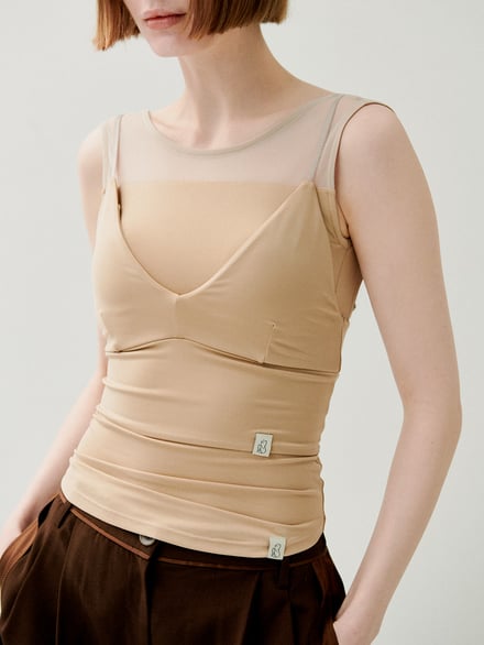 タンクトップを着た女性