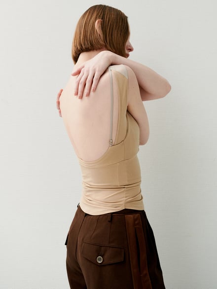 タンクトップを着た女性