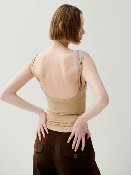 タンクトップを着た女性