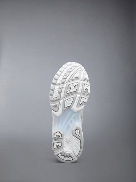 トム ブラウンとアシックスのコラボシューズ