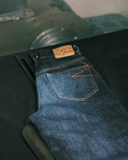 ヴィンテージ加工を施したジーンズを穿いたモデル