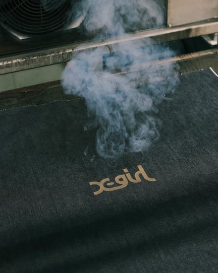 ヴィンテージ加工を施したジーンズを穿いたモデル