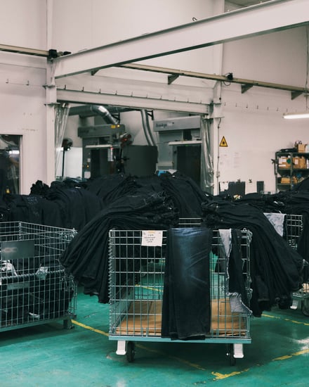 ヴィンテージ加工を施したジーンズを穿いたモデル