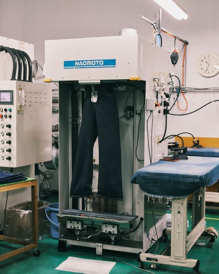 ヴィンテージ加工を施したジーンズを穿いたモデル