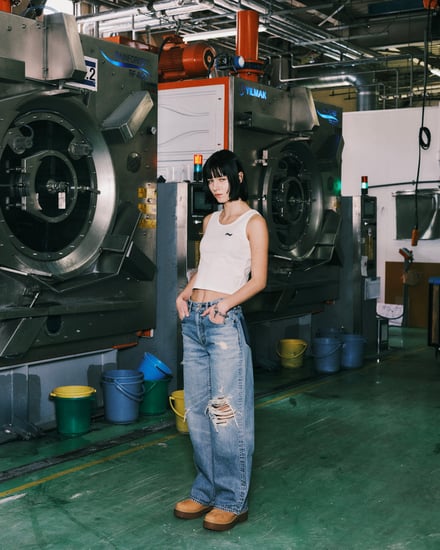 ヴィンテージ加工を施したジーンズを穿いたモデル