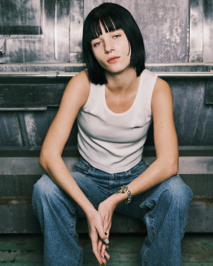 ヴィンテージ加工を施したジーンズを穿いたモデル