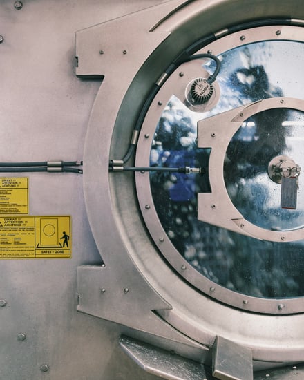 ヴィンテージ加工を施したジーンズを穿いたモデル