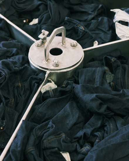 ヴィンテージ加工を施したジーンズを穿いたモデル