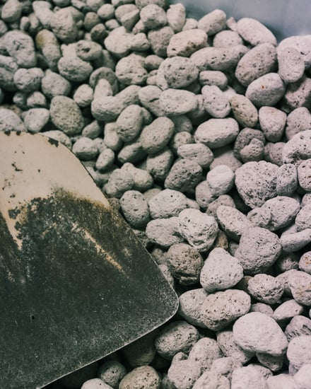 ヴィンテージ加工を施したジーンズを穿いたモデル