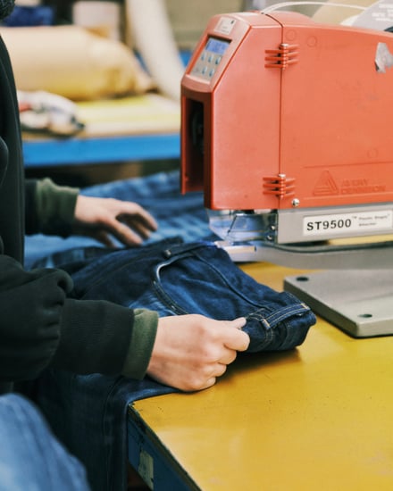 ヴィンテージ加工を施したジーンズを穿いたモデル