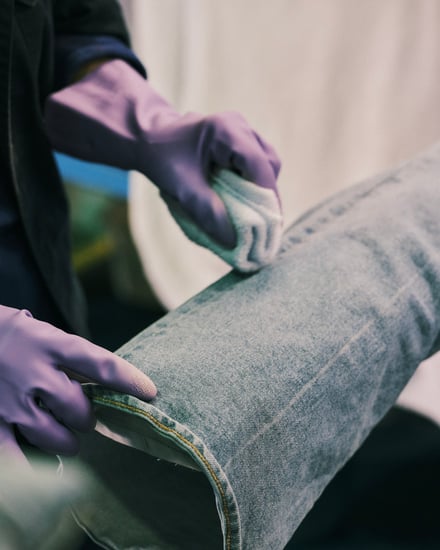 ヴィンテージ加工を施したジーンズを穿いたモデル